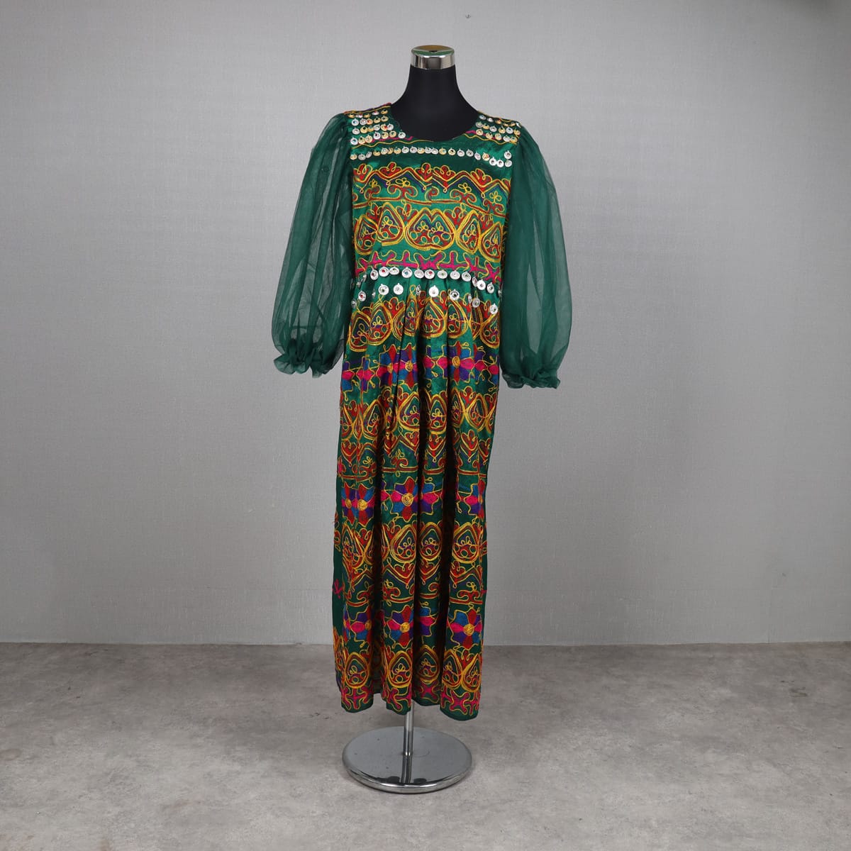 Green Embroidered Dress with Colorful Patterns and Puff Sleeves