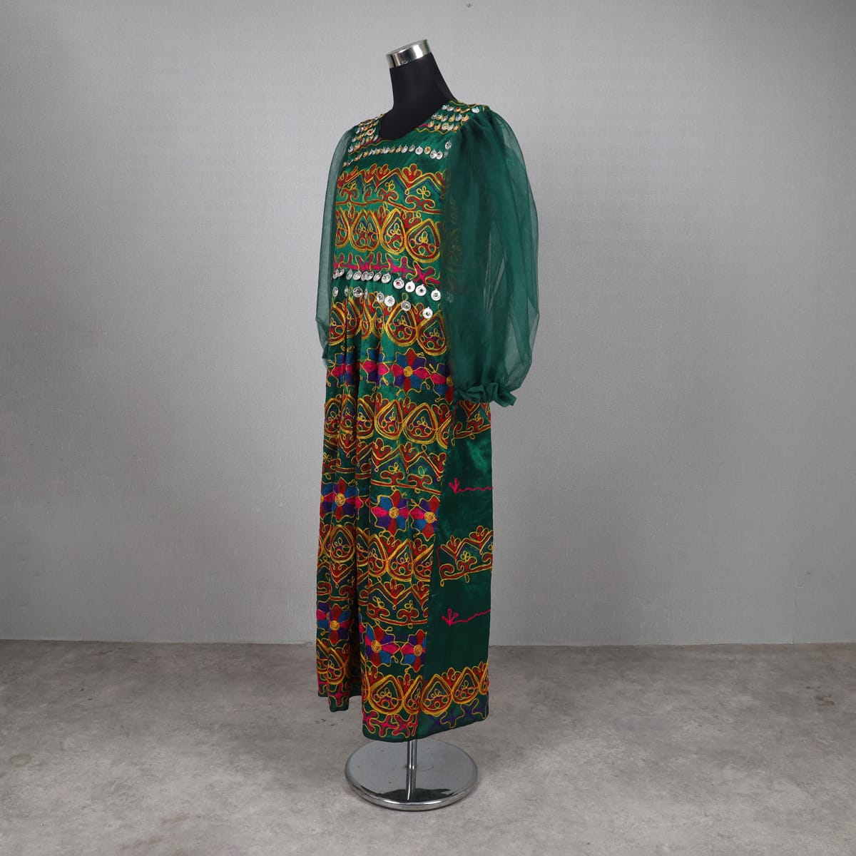 Green Embroidered Dress with Colorful Patterns and Puff Sleeves