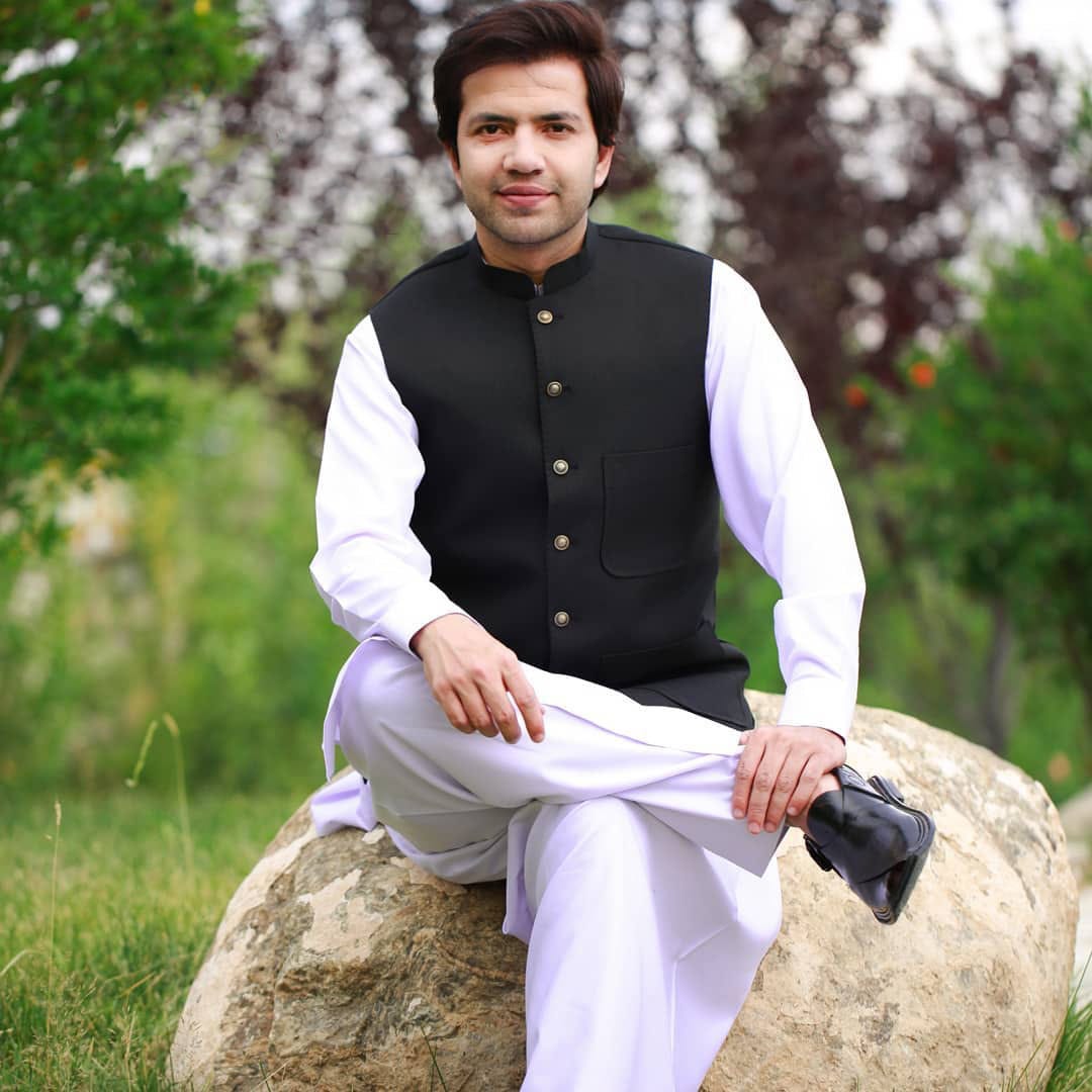 Perahan tunban set with black Waistcoat.Simple Afghan clothes men, Salwar Kameez men, Afghani outfit | Aseel Perahan tunban set with black Waistcoat.Simple Afghan clothes men, Salwar Kameez men, Afghani outfit | Aseel