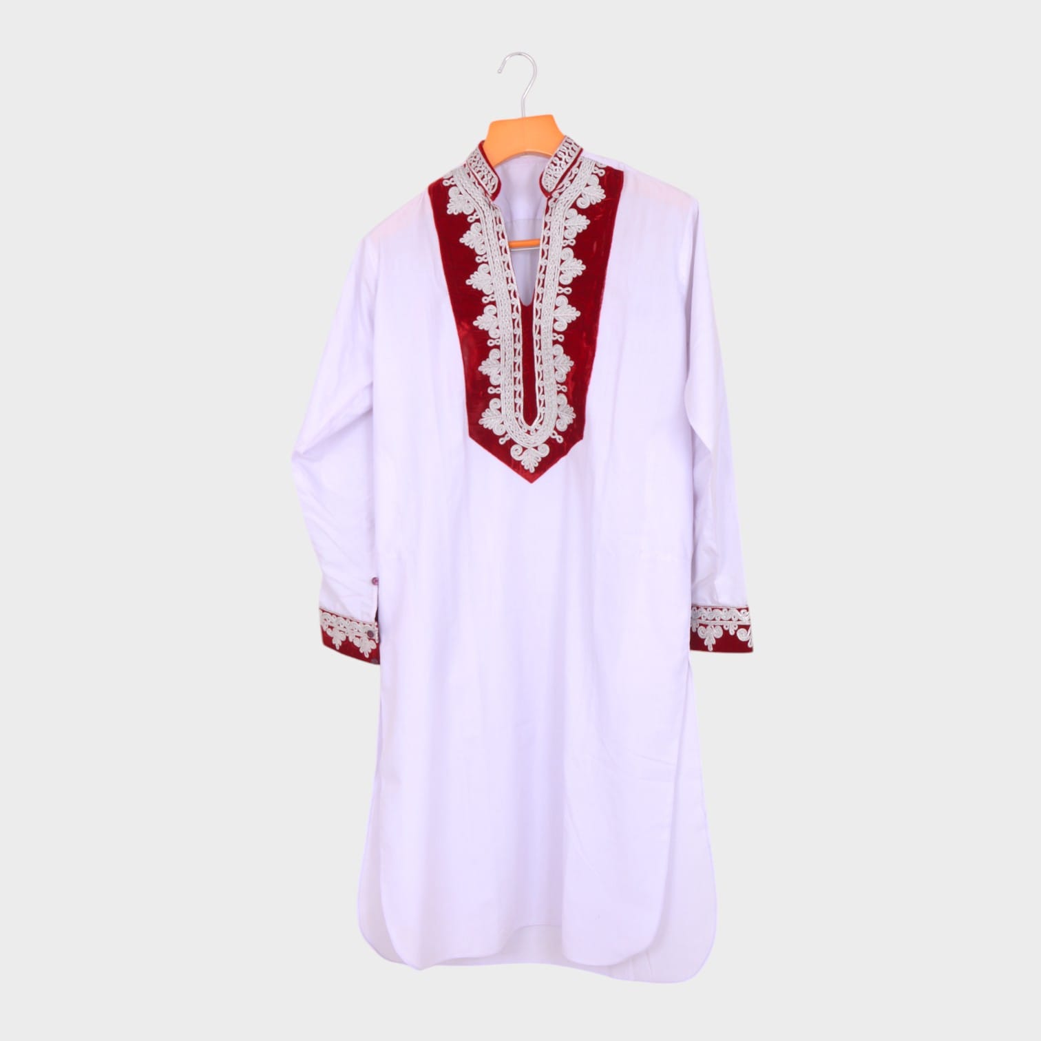 Men's White Embroidered Kurta, Pehrahan tunban