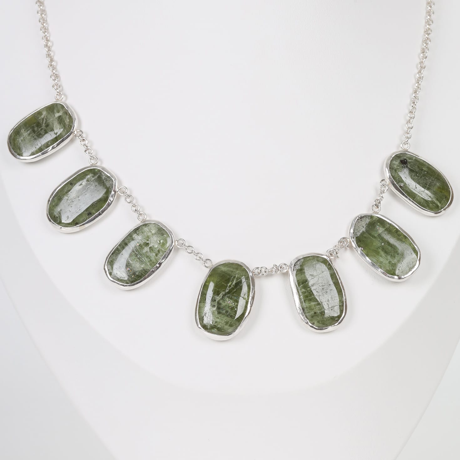 VAREEN Necklace Peridot in Sterling Silver