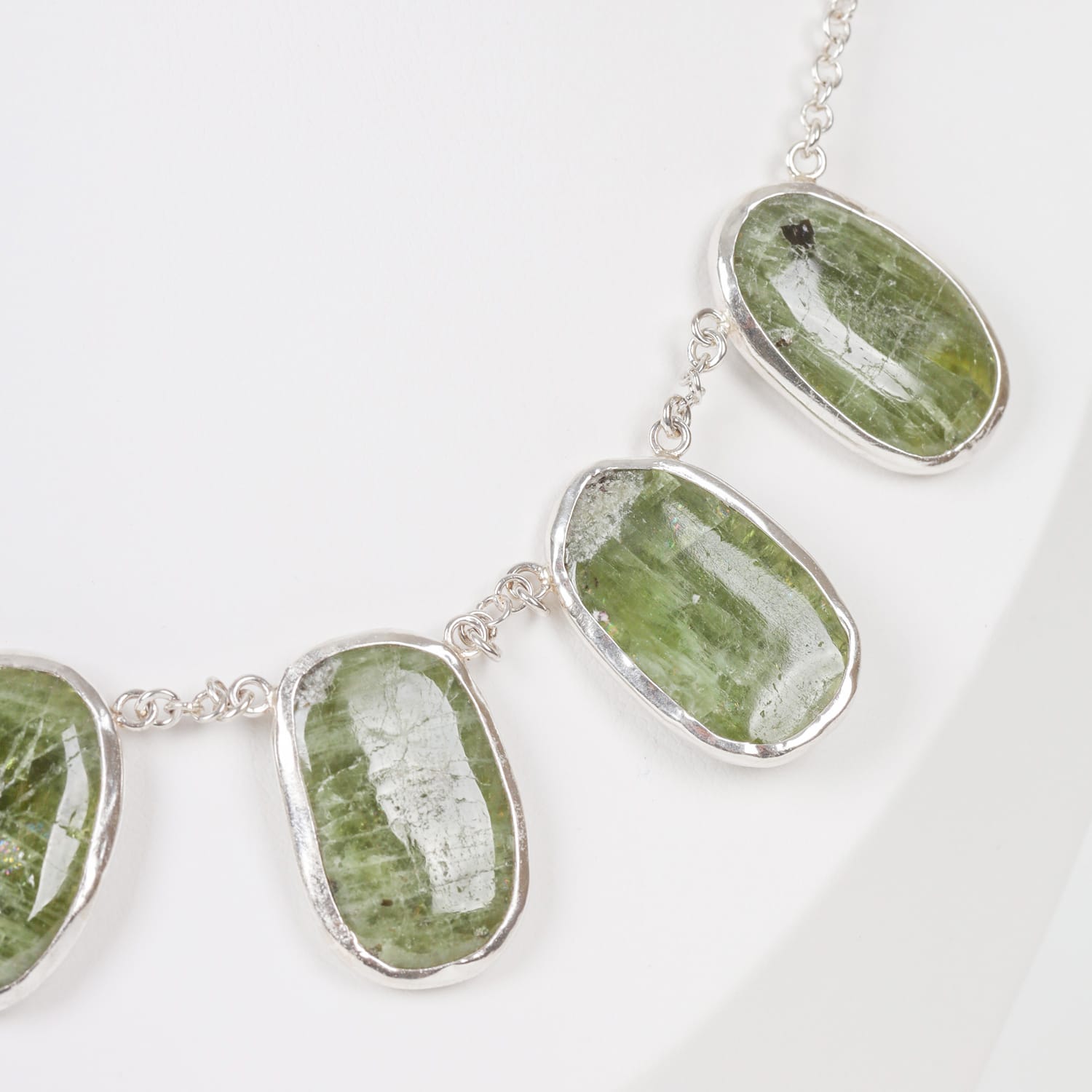VAREEN Necklace Peridot in Sterling Silver