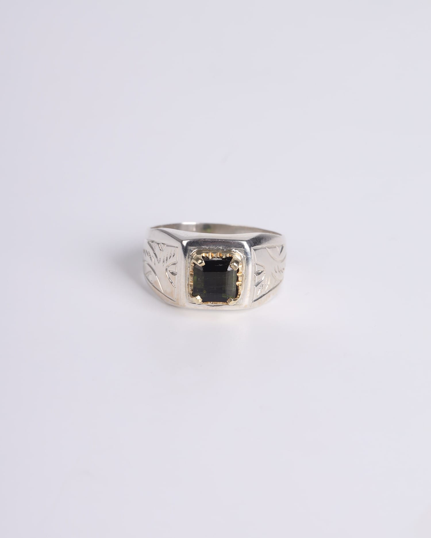 Elegant Men’s Silver Ring with Floral Engraving – 1.55ct Beryllium Gemstone