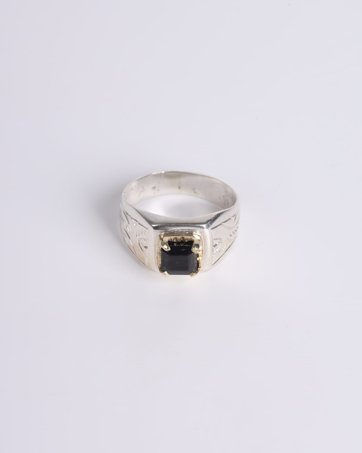 Elegant Men’s Silver Ring with Floral Engraving – 1.55ct Beryllium Gemstone