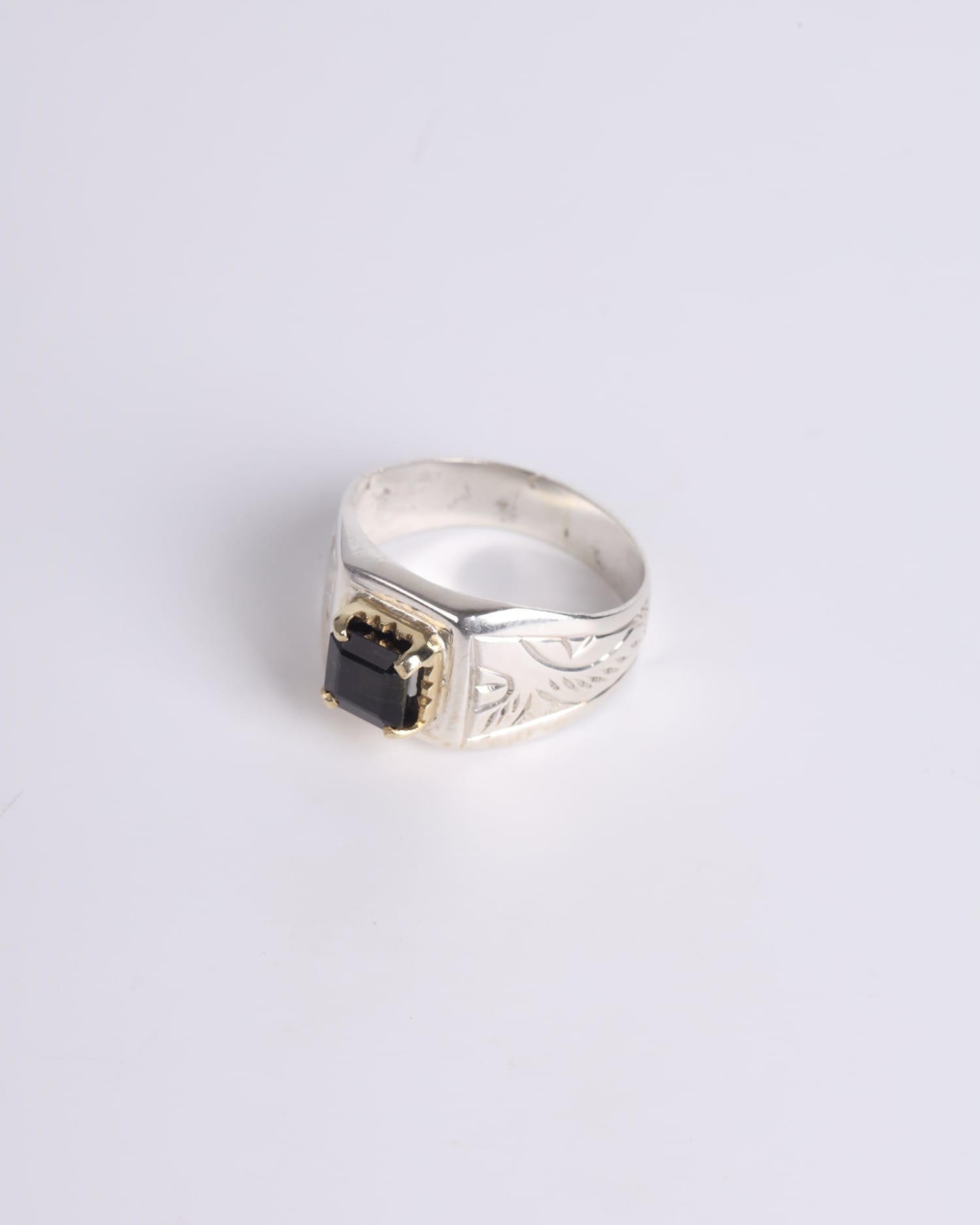 Elegant Men’s Silver Ring with Floral Engraving – 1.55ct Beryllium Gemstone