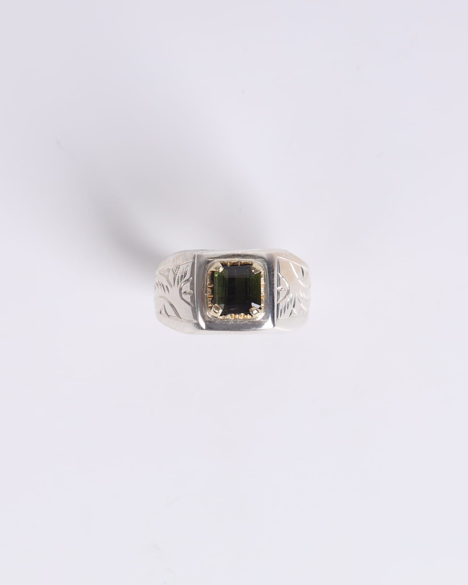 Elegant Men’s Silver Ring with Floral Engraving – 1.55ct Beryllium Gemstone