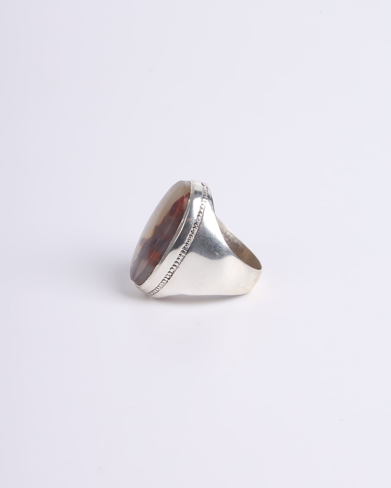 Ring with Agate Flower-Pattern Gemstone