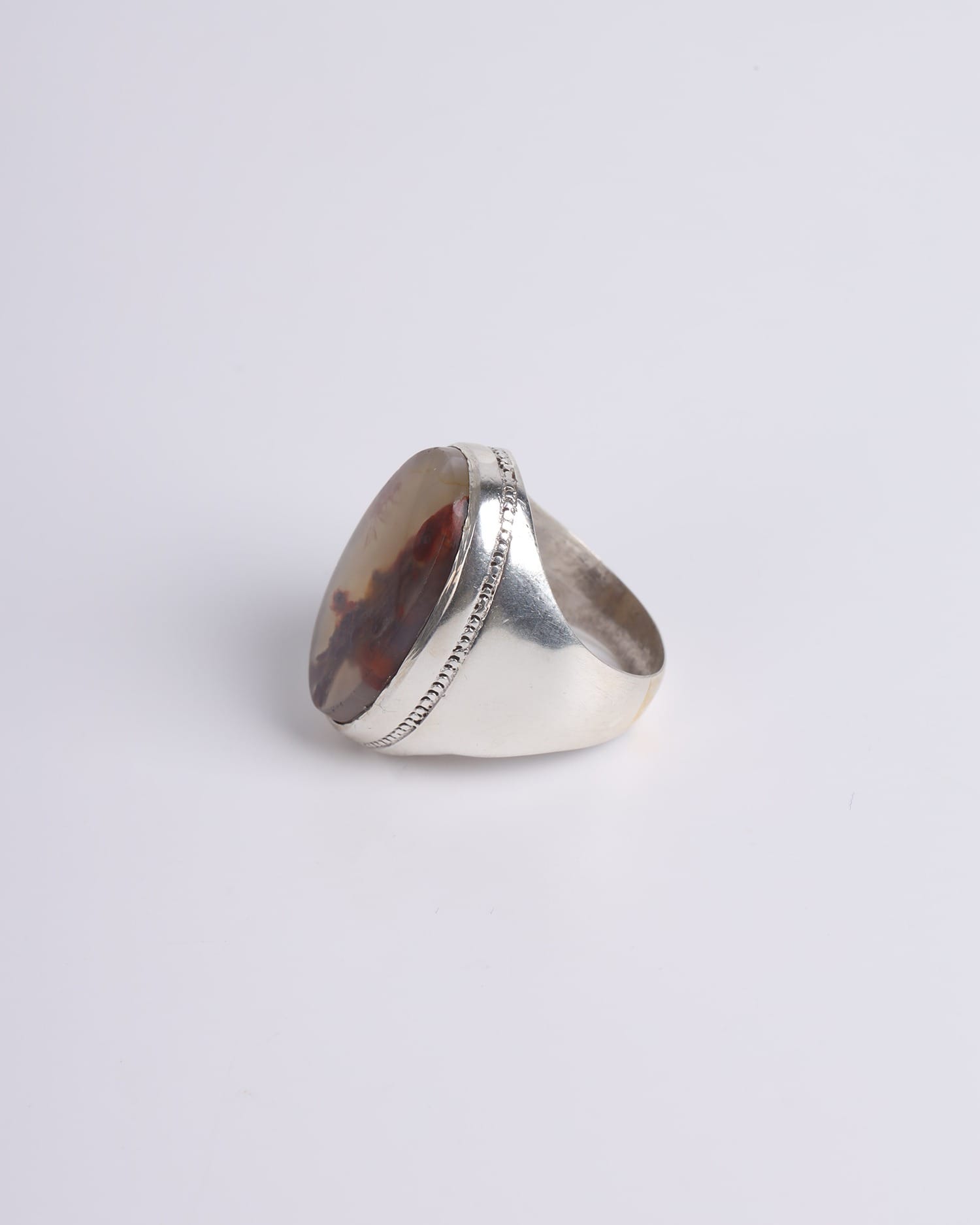 Ring with Agate Flower-Pattern Gemstone